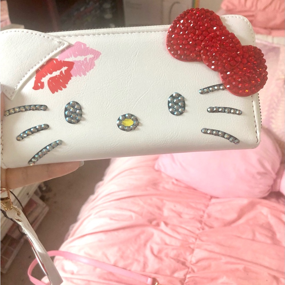 Hello Kitty White and Red wristlet with Sparkling Bow - Picture 5 of 6